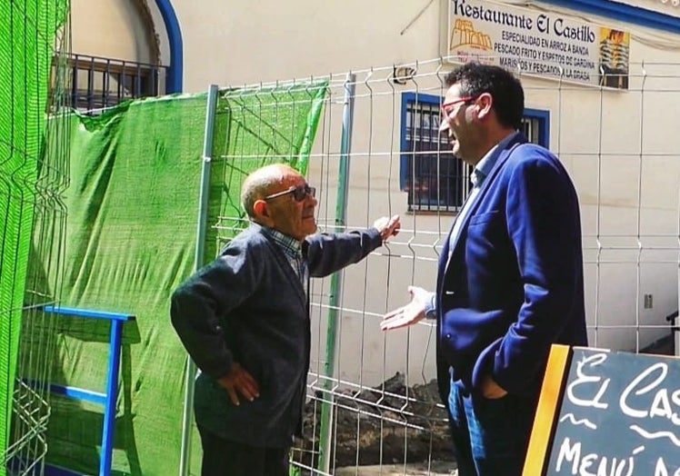 El portavoz del PSOE, Antonio Sánchez, charlando con un vecino afectado por las obras.