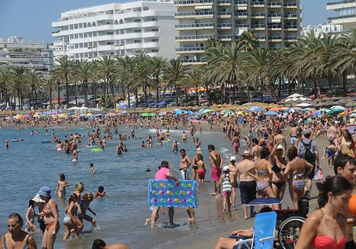 El PSOE pedirá en el pleno instalar desfibriladores en espacios públicos de gran afluencia y Ciudadanos, que se habiliten más playas sin humos.