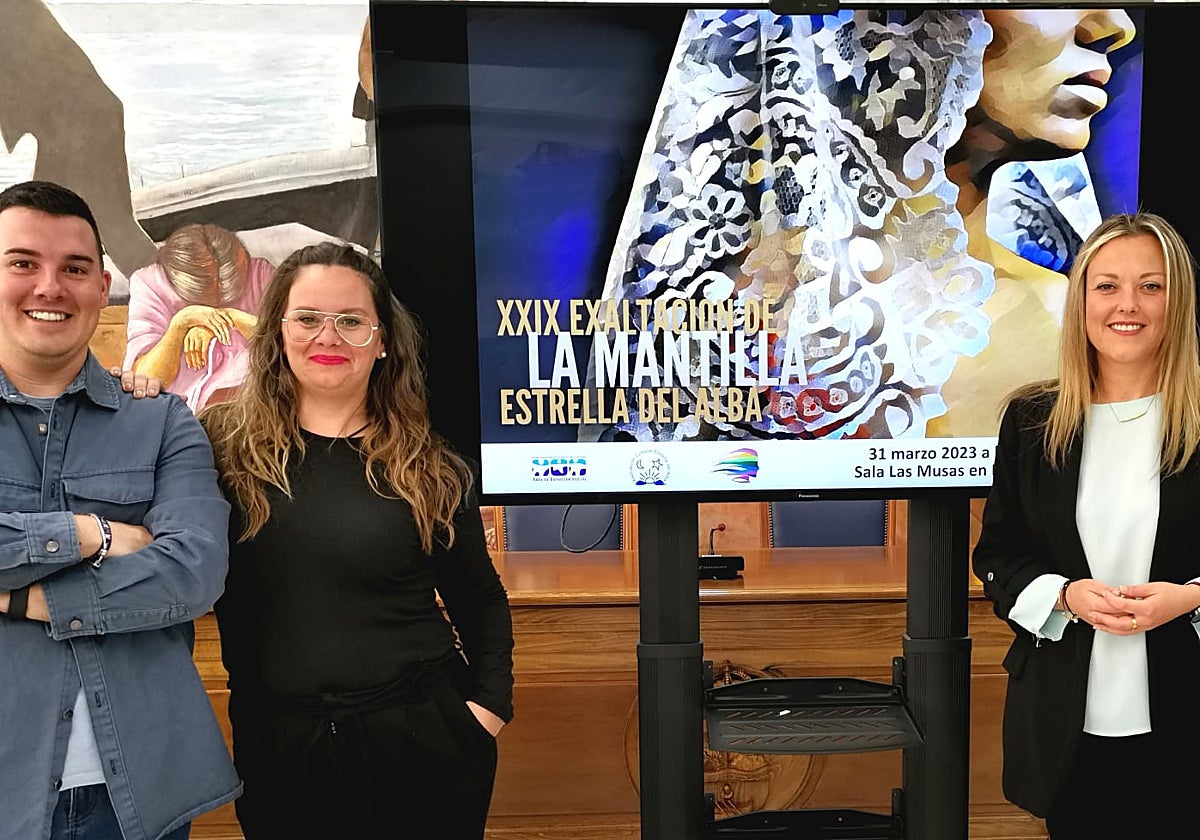 Acto de presentación de la iniciativa en el salón de plenos rinconero.