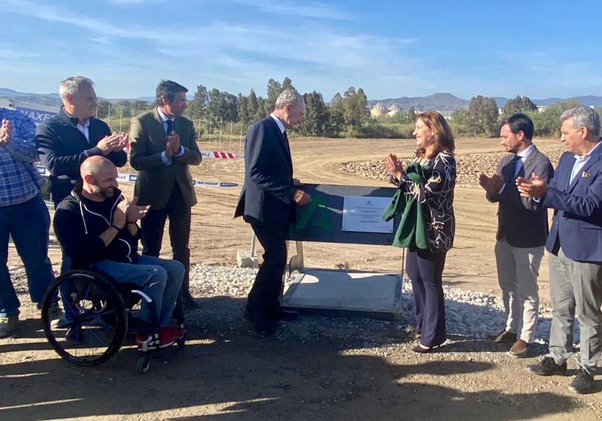 De la Torre y Crespo, con empresarios, celebran la ejecución de las obras de defensa del Guadalhorce.