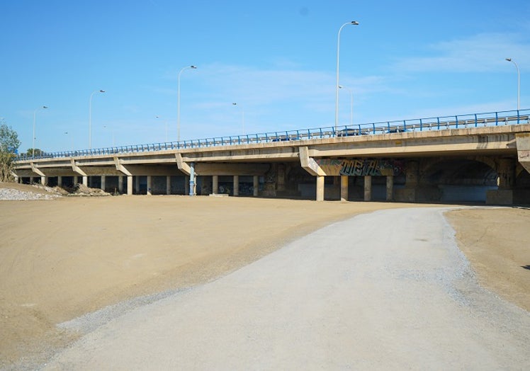 Parte de la zona en la que se ha actuado para defender el Guadalhorce, cerca del aeropuerto.