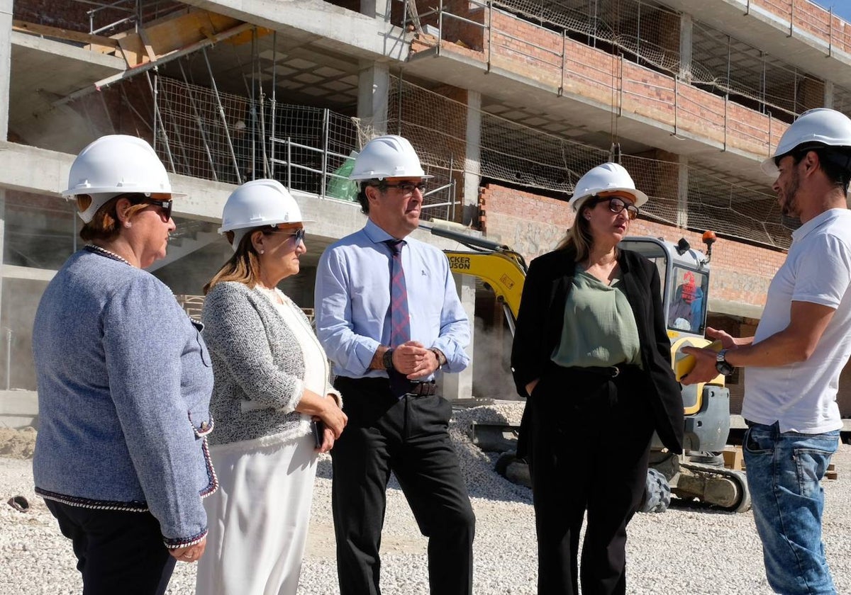 Visita del delegado territorial de Desarrollo Educativo, Miguel Briones, al instituto de Las Chapas.