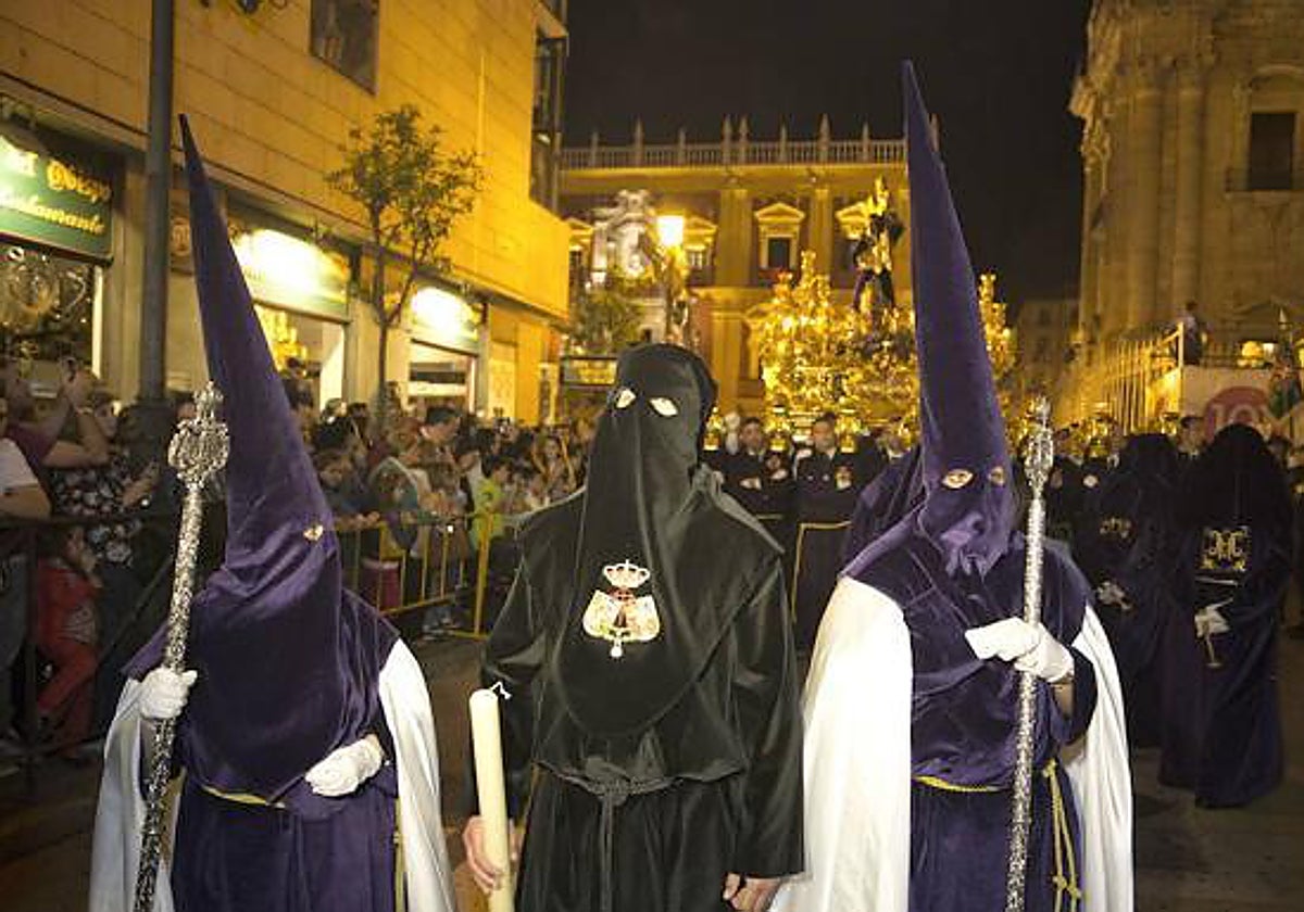 Imagen de archivo de un preso liberado ante la imagen de Jesús El Rico.