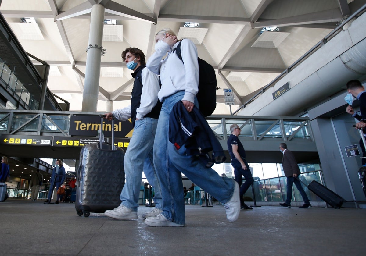 Turistas saliendo del aeropuerto para pasar la Semana Santa en la Costa.