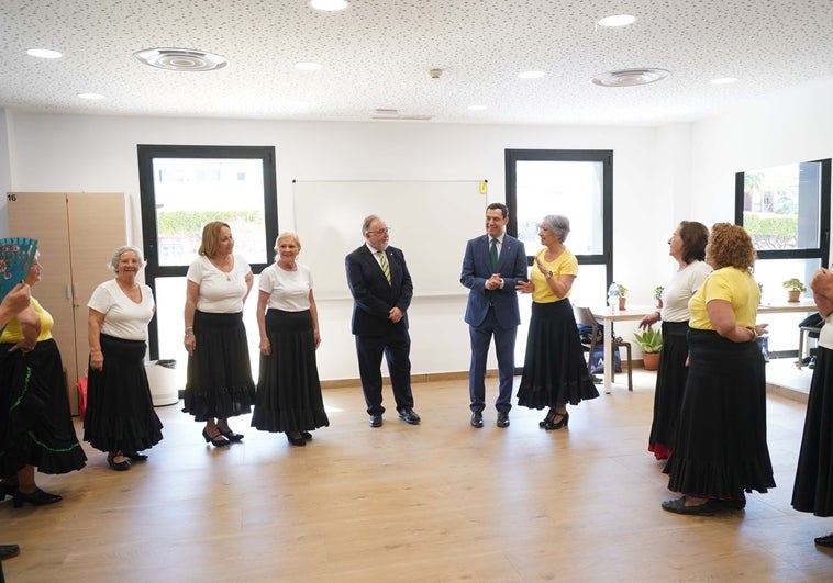 Juanma Moreno inaugura el Centro del Mayor de Alhaurín de la Torre
