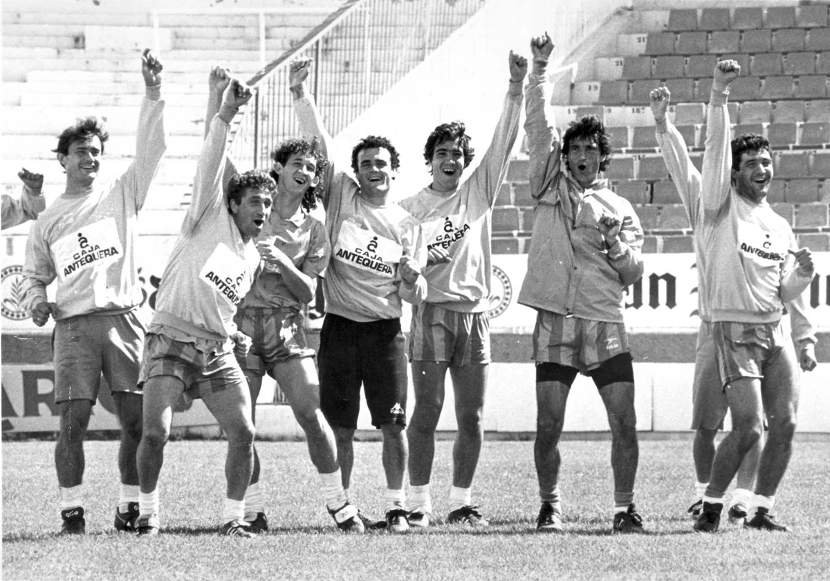Añón, Esteban, Merino, Quino, Jaime, Álvarez y Paquito celebran la victoria en un partidillo de entrenamiento en la temporada 90-91.