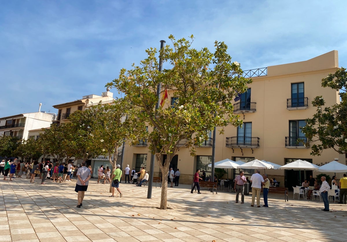 Fachada principal del Ayuntamiento veleño en la céntrica plaza de Las Carmelitas.