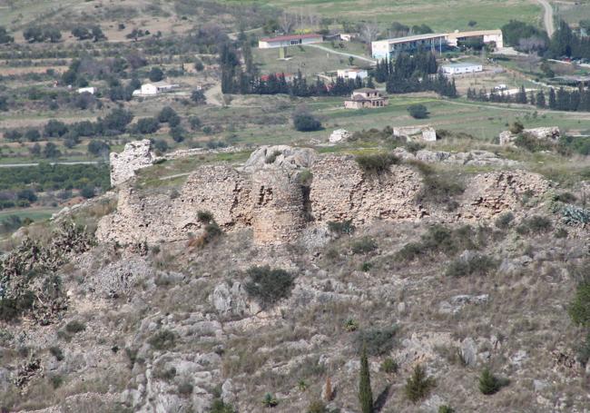 En la parte alta del casco urbano hay un acceso para poder acercarse a la antigua fortaleza.