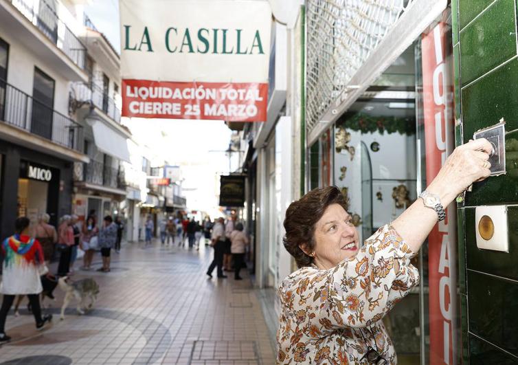 Adiós a 59 años de La Casilla, un comercio clásico en la calle San Miguel de Torremolinos