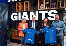 Salado y Del Cid junto a responsables de Giants, tras la firma del acuerdo.