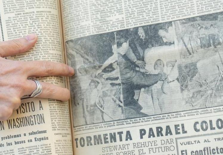 Imagen principal - Arriba, Dolores señala la foto de la edición del 18 de octubre de 1968 que muestra el momento de su rescate, por la ventana. Abajo, la portada de aquel día y otra página de seguimiento del suceso, publicado en SUR.