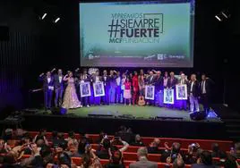 Foto de familia de los premiados de la sexta edición de los 'Siempre Fuerte' en el auditoria del Museo Picasso.