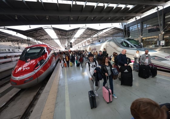 Llegada de los primeros pasajeros de Iryo desde Madrid a Málaga.