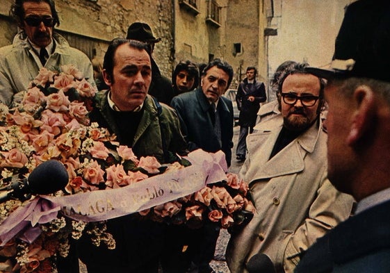 Miguel Alcobendas, con la cruz y el lema 'Málaga a Pablo Picasso', en Vauvenargues.