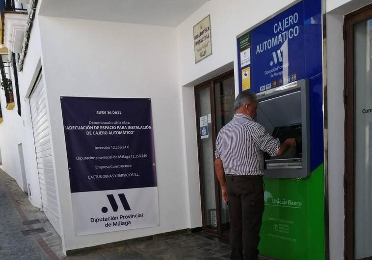 La Diputación y Unicaja Banco instalan cajeros automáticos en Algatocín, Benalauría y Serrato