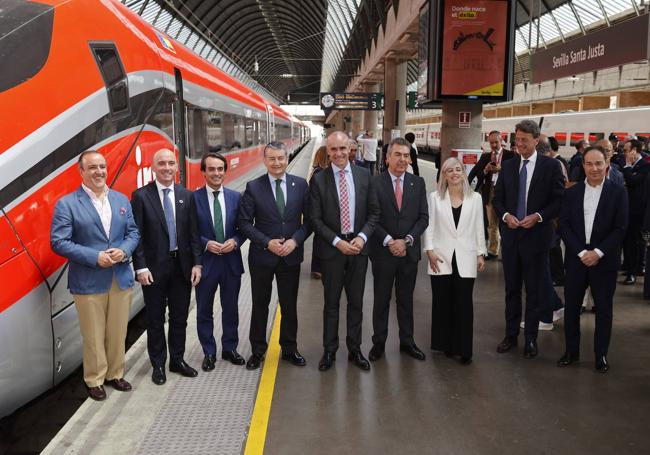 Autoridades y representantes de Iryo, durante el viaje inaugural.