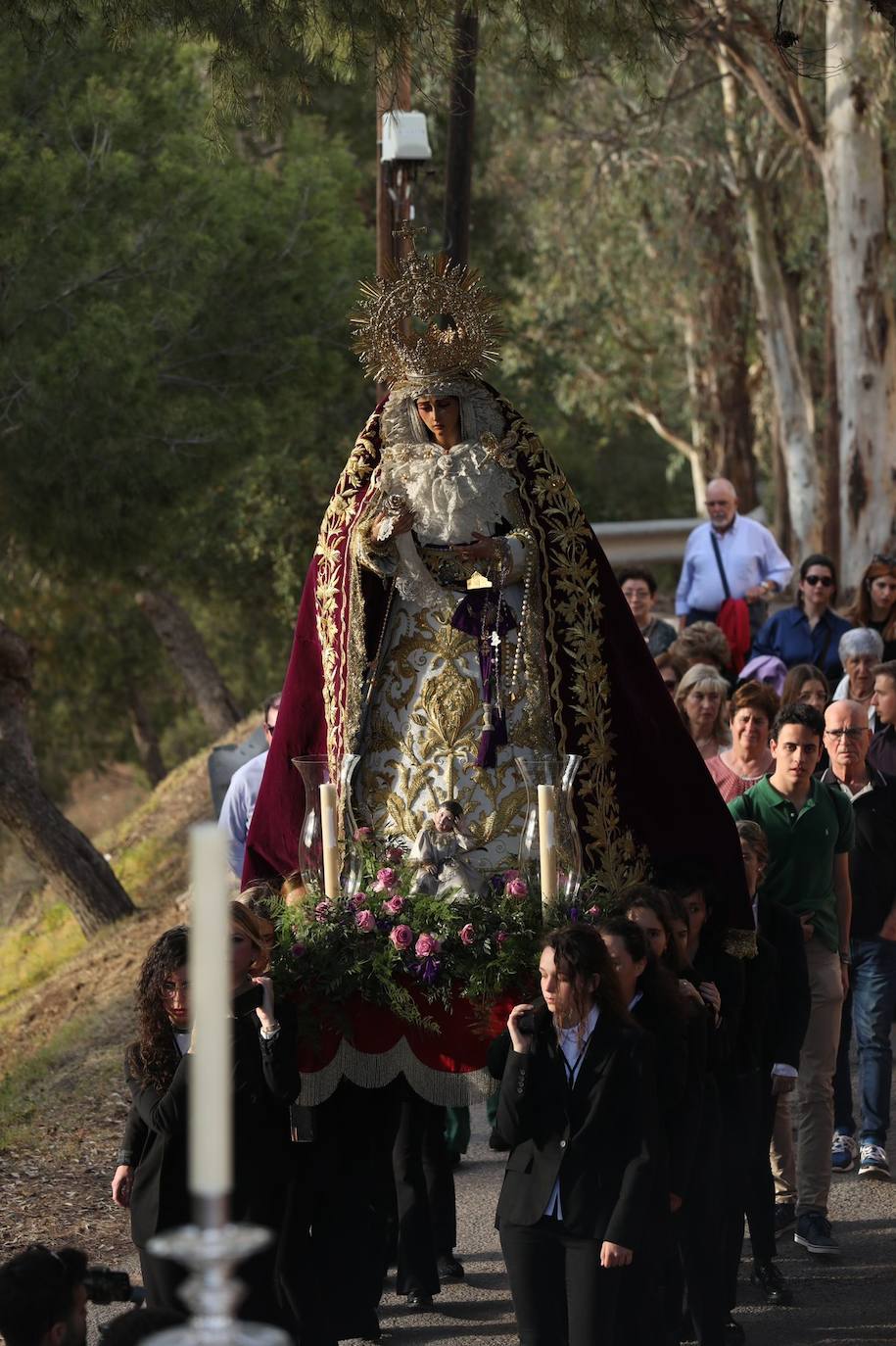 La Virgen del Monte Calvario salía de su pequeño templo a las 19.15 horas. Iba exquisita, luciendo su saya de tisú de plata, bordada por el granadino Jesús Arco, su manto de capilla morado y la corona que le regalara la Agrupación de Cofradías, tras el incendio surgido en la ermita en 2006.