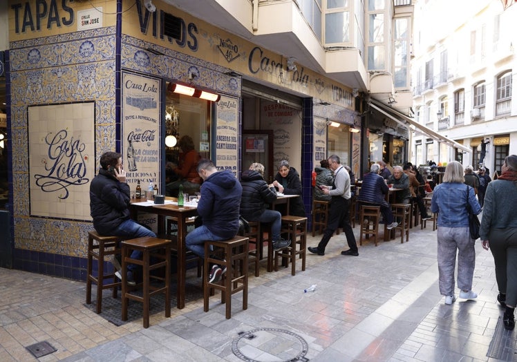El grupo Casa Lola recibe a muchos clientes a primera hora de la tarde.