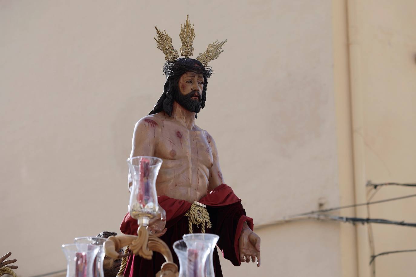 María Santísima de la Encarnación salió en procesión este Viernes de Dolores por primera vez bajo palio. Aunque no de la forma prevista, que era estrenar el suyo propio. Nuestro Padre Jesús Despojado de sus Vestiduras también tenía una primera vez en este Viernes de Dolores. No procesión solo en su trono, sino que lo hizo acompañado por el anterior grupo escultórico de la Hermandad de Humildad y Paciencia.