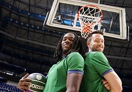 Kendrick Perry y Tyler Kalinoski posan sonrientes en el Carpena.