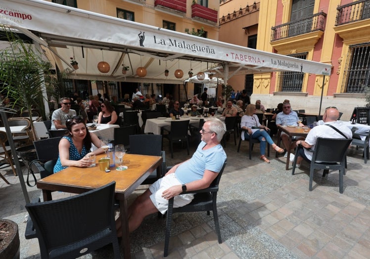 Terraza de La Malagueña, llena de turistas extranjeros.