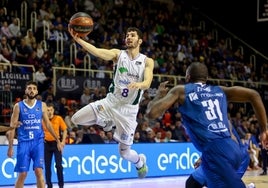 Darío Brizuela, en una penetración en el duelo ante el Fuenlabrada de la primera vuelta, en el que hubo un récord histótico de anotación delcuadro malagueño.