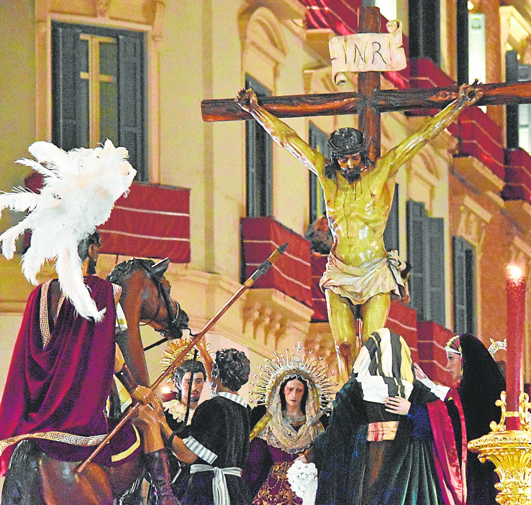 María Magdalena, María de Cleofás y María Salomé acompañan al Santísimo Cristo de la Sangre.