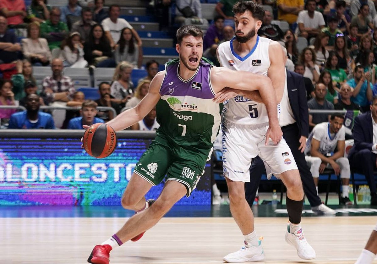 Barreiro supera a García durante el partido ante el Fuenlabrada.