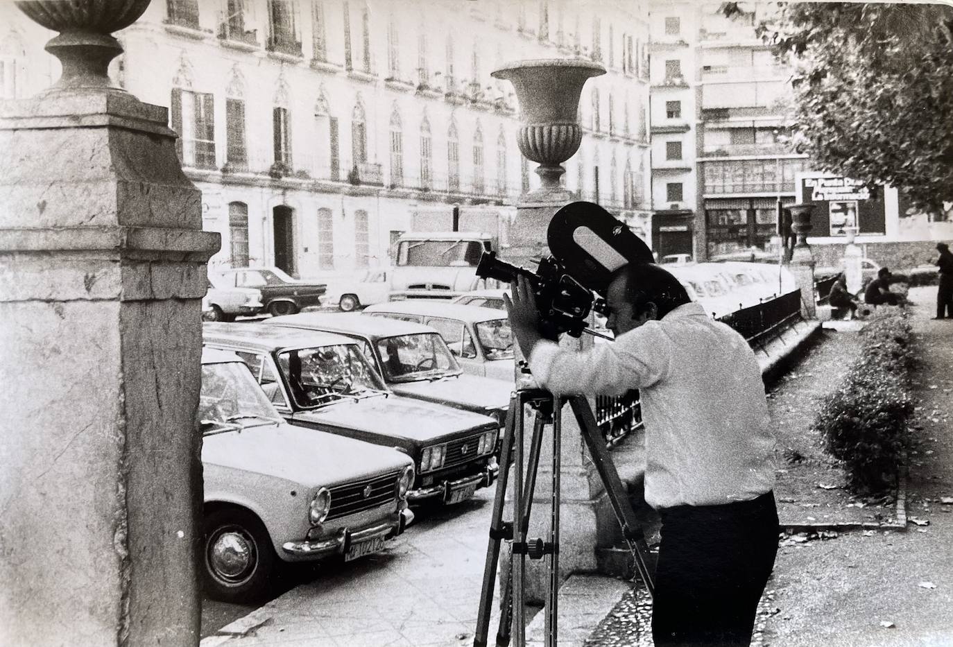 El director Miguel Alcobendas rodando Málaga y Picasso_en la plaza de la Merced. 