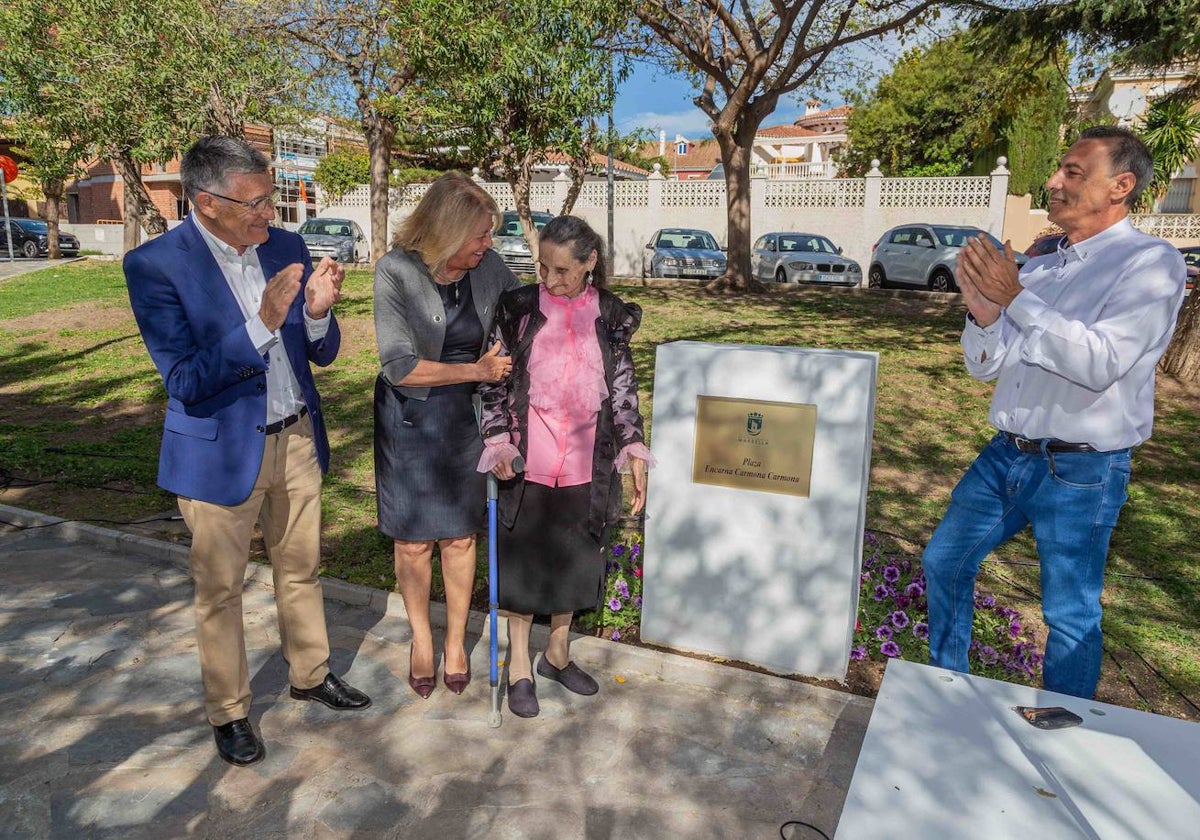 En el centro, Encarna Carmona, recibiendo las felicitaciones junto al monolito con el nombre de la plaza.