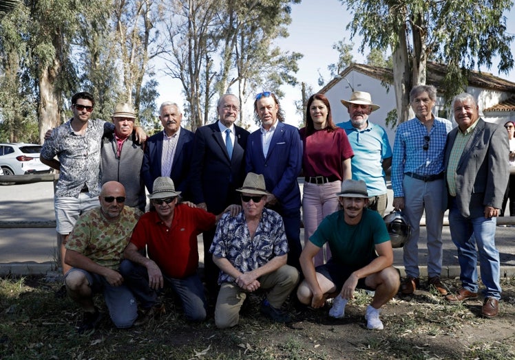 Jiménez (en el centro de la imagen), junto a familiares, en la glorieta.