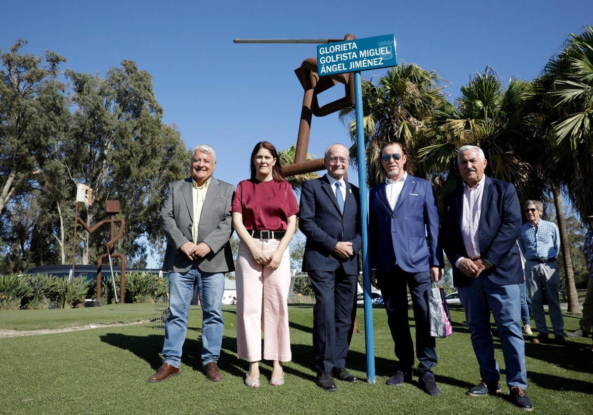 Miguel Ángel Jiménez, junto a autoridades, en la glorieta inaugurada este sábado.