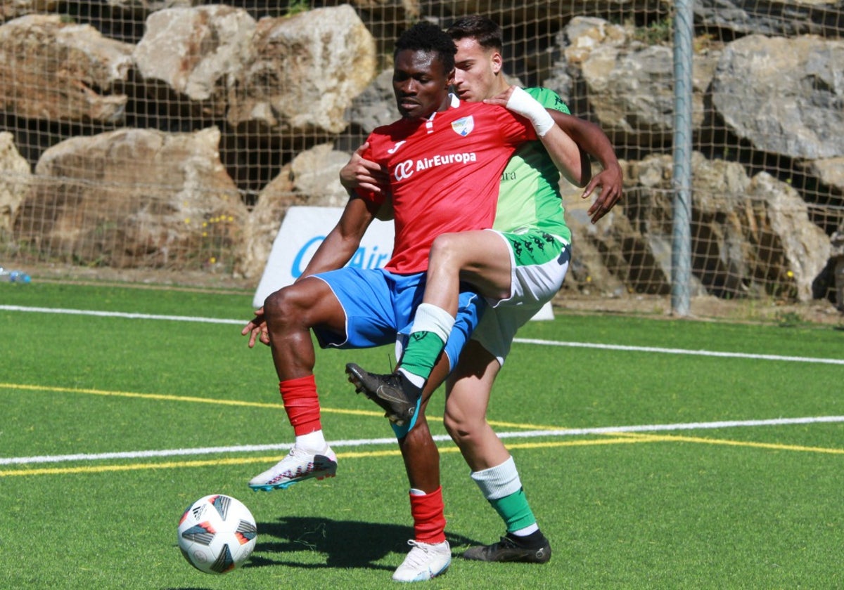 Tahirú, que intenta controlar el balón, fue el autor del primer gol del Estepona.