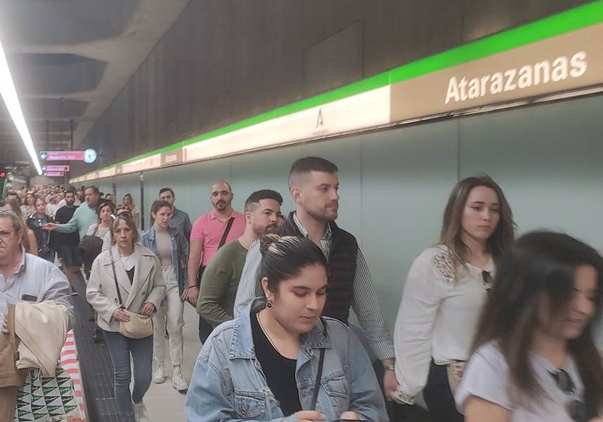 Llegada de viajeros a Atarazanas poco antes del inicio de las restricciones (17.30).