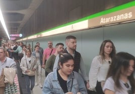 Llegada de viajeros a Atarazanas poco antes del inicio de las restricciones (17.30).