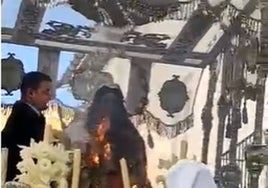 Imagen de la Virgen del Rocío, este Domingo de Ramos, ardiendo en Vélez-Málaga.