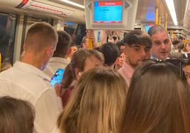 Foto tomada por un lector este Lunes Santo por la tarde a bordo del metro.