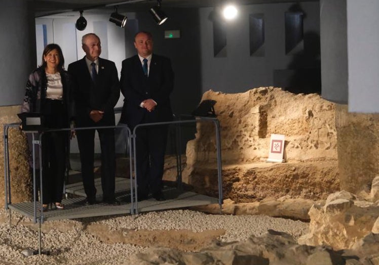 Gemma del Corral, Francisco de la Torre y José Ocón, junto a los zócalos zebka del mausoleo del yacimiento.