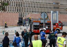 Bomberos actuando en la zona afectada.