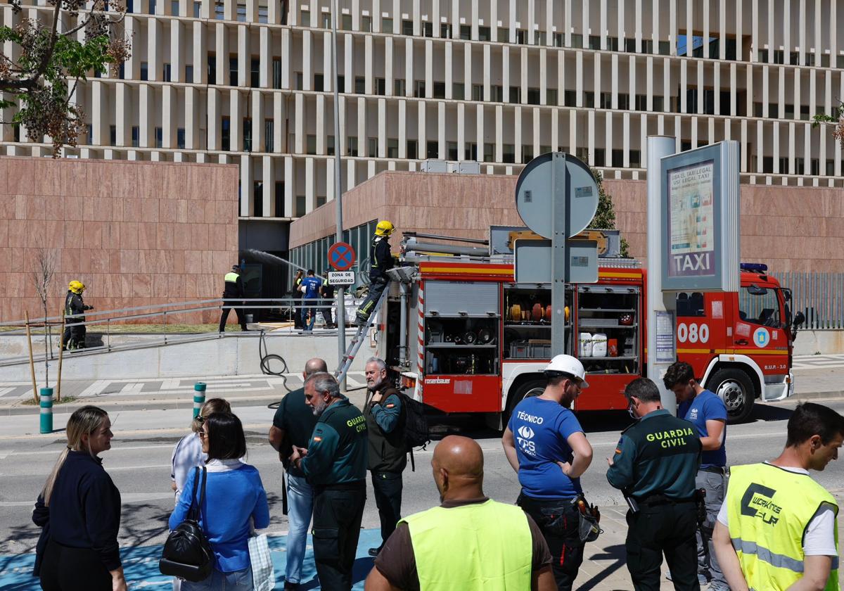 Bomberos actuando en la zona afectada.