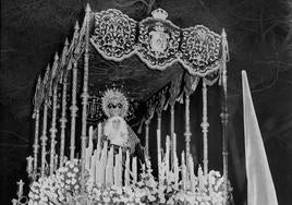 La Virgen de las Penas, en su procesión de 1972.