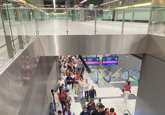 Aluvión de viajeros en las escaleras de salida de la estación Guadalmedina.