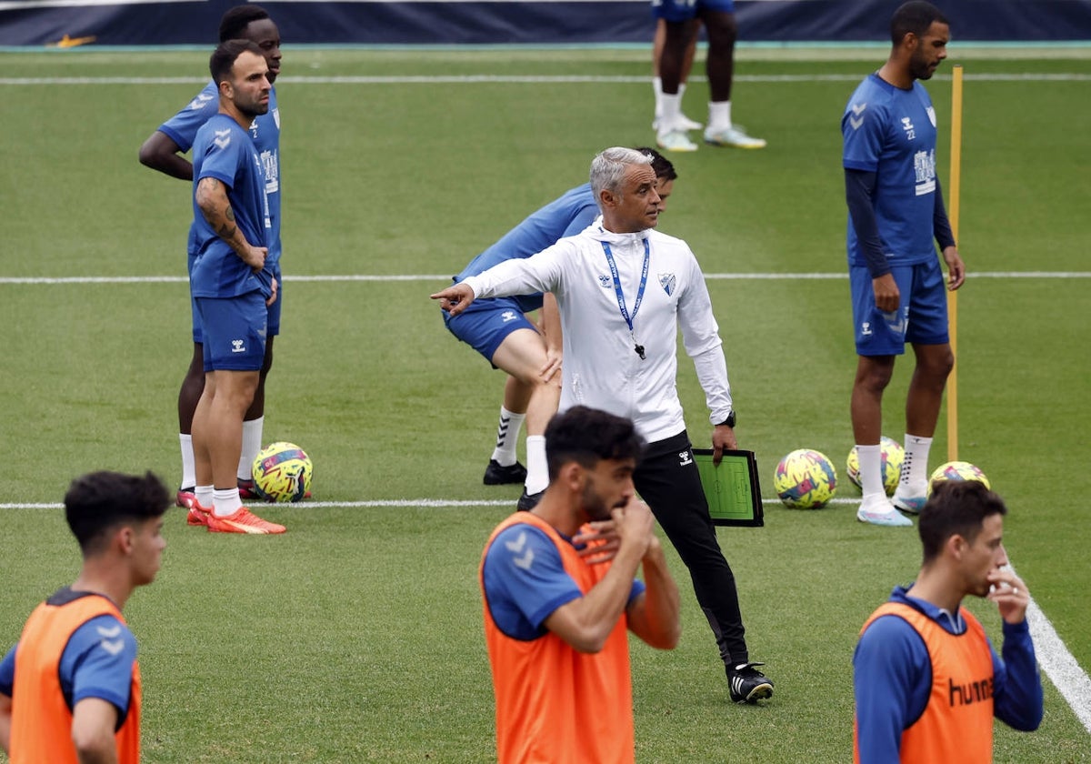 Pellicer, rodeado de sus jugadores en el entrenamiento de este martes.