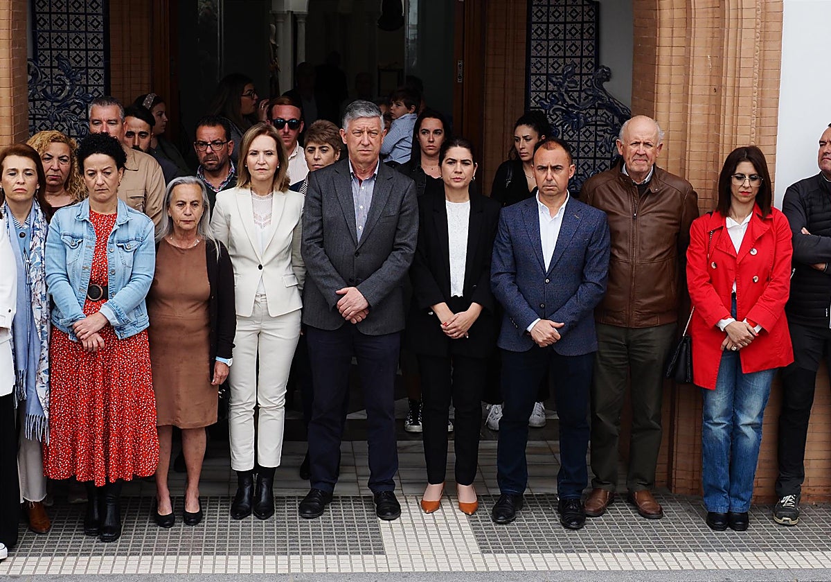 Concentración de condena por el crimen machista a las puertas del Ayuntamiento de Palos.