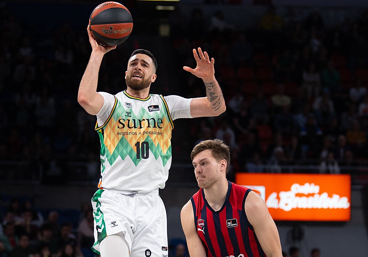 Francis Alonso lanza a canasta en el partido contra el Baskonia.