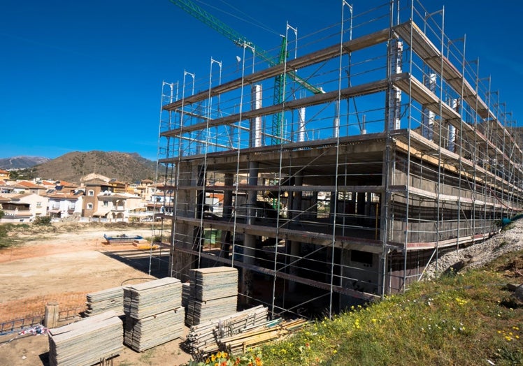 Imagen del estado que presentan las obras del edificio para formación y empleo de la barriada de los Poetas.