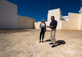 La concejala de Urbanismo, Nieves Atencia, y el alcalde nerjeño, José Alberto Armijo, en la parcela donde se ha proyectado las ocho viviendas sociales.