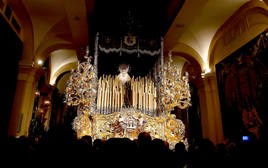 La Virgen de la Paloma en su trono.