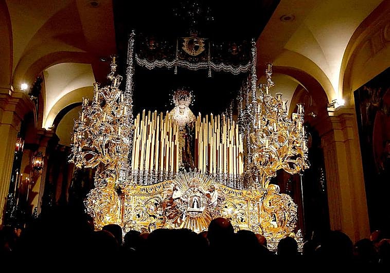 La Virgen de la Paloma en su trono.