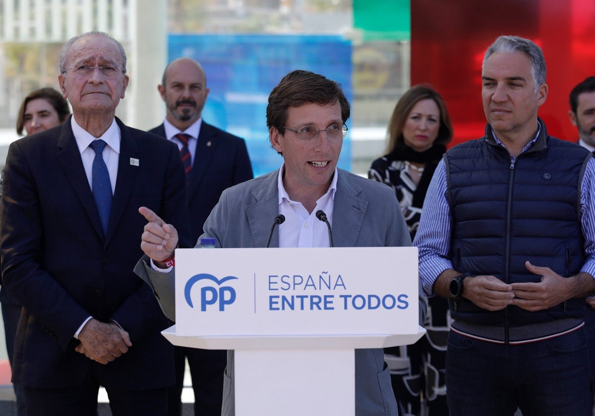 Jose Luis Martínez-Almeida, flanqueado por Elías Bendodo y Francisco de la Torre, en el acto del PP en el Pompidou.